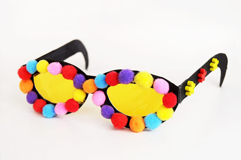 https://www.firstpalette.com/images/craft-mainpic-large/papereyeglasses-pompom2.jpg